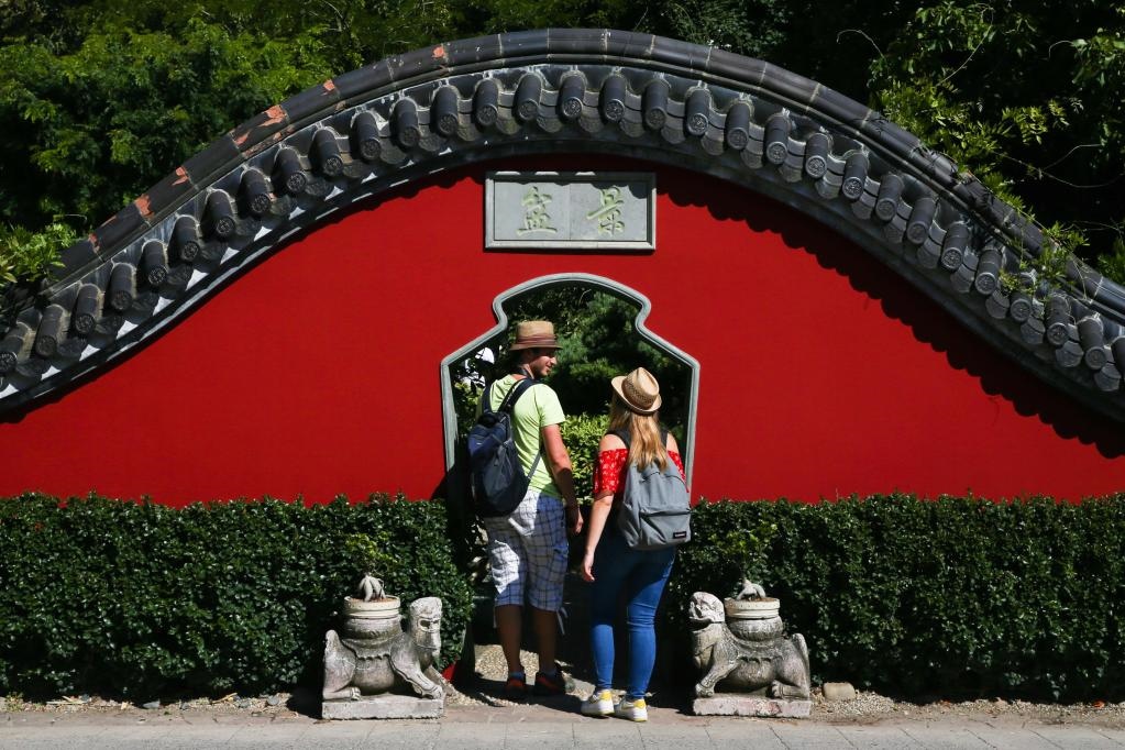 在比利時(shí)布呂熱萊特市，游客參觀天堂動(dòng)物園的中國園。