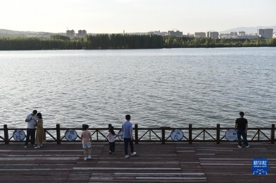 6月23日，游人在三門峽市黃河公園內(nèi)休閑。