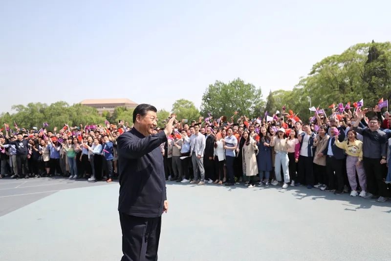 2021年4月19日，在清華大學(xué)建校110周年校慶日即將來臨之際，習(xí)近平來到清華大學(xué)考察。圖為習(xí)近平離開學(xué)校時，同師生們揮手致意。新華社記者 鞠鵬 攝
