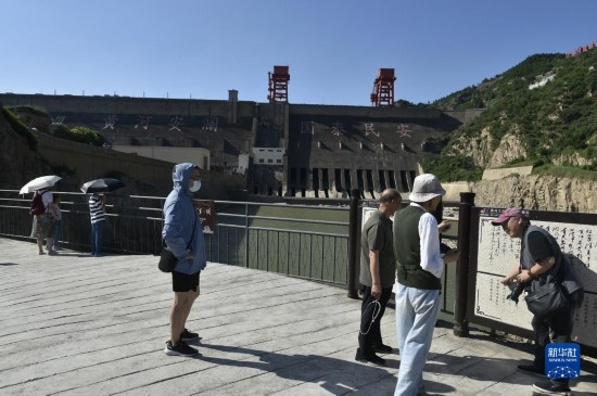 6月23日，游人在黃河三門峽大壩風(fēng)景區(qū)內(nèi)游覽。