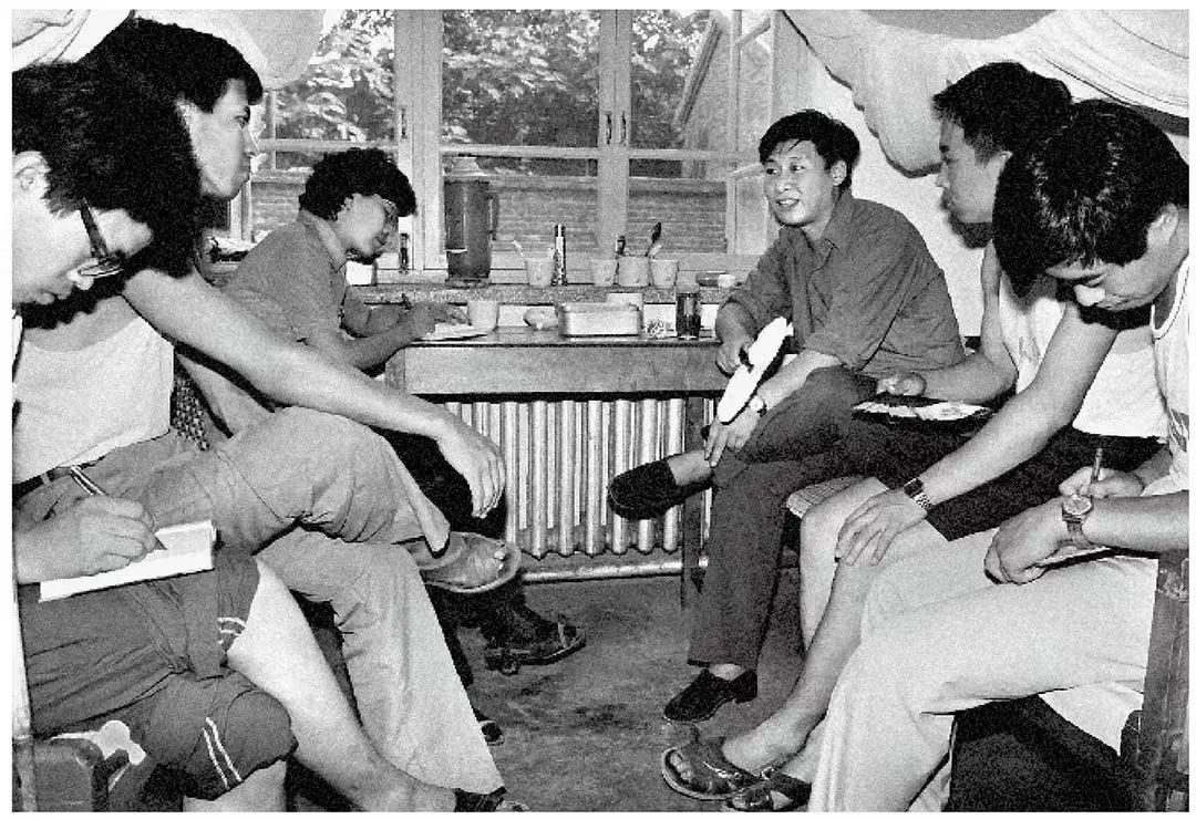1984年7月29日，習(xí)近平與中國人民大學(xué)暑期社會實踐團成員在正定縣政府招待所宿舍座談。（圖源：《習(xí)近平與大學(xué)生朋友們》）