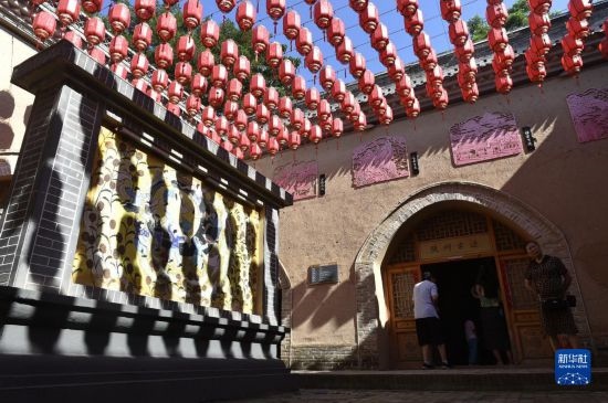 6月23日，游人在三門峽市陜州地坑院景區(qū)內(nèi)游覽。