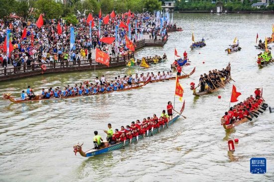 6月23日，在貴州省黔東南苗族侗族自治州施秉縣舉行的獨木龍舟節(jié)上，獨木龍舟進(jìn)行水上巡游。