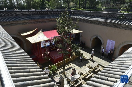 6月23日，游人在三門峽市陜州地坑院景區(qū)內(nèi)游覽。