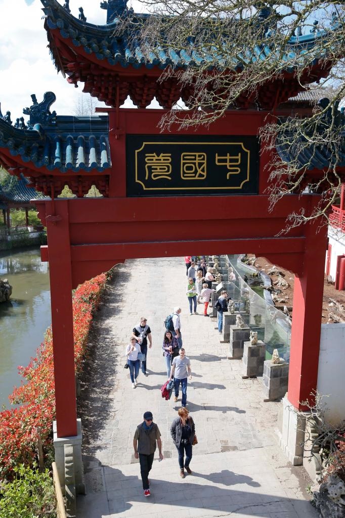 在比利時(shí)天堂動(dòng)物園的中國園，游客從牌樓下走過。