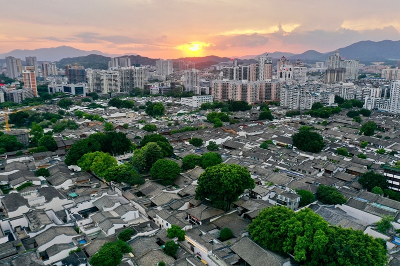2021年7月10日，夕陽映照下的福州三坊七巷文化歷史街區(qū)。