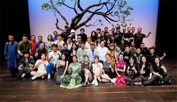 《斷金》百場(chǎng)演職人員合影。龍馬社供圖