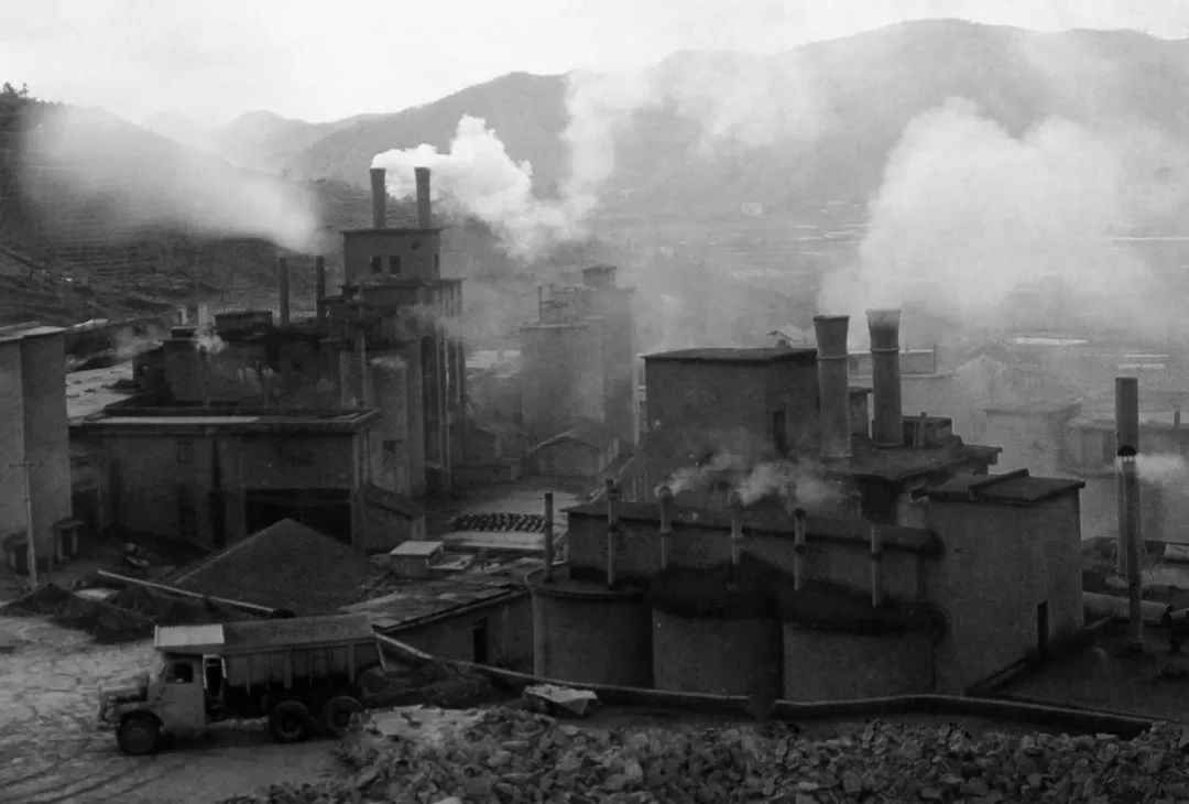 上世紀80年代，余村開礦山、辦水泥廠。（圖源：安吉縣委宣傳部）