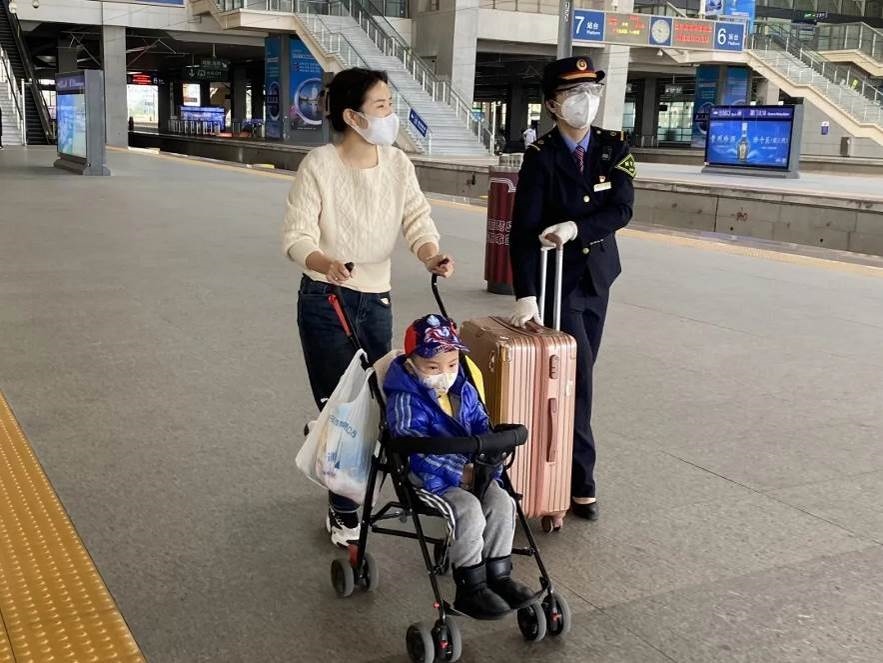 鄭海珠在站臺(tái)上引導(dǎo)旅客乘車(chē)。南昌鐵路供圖