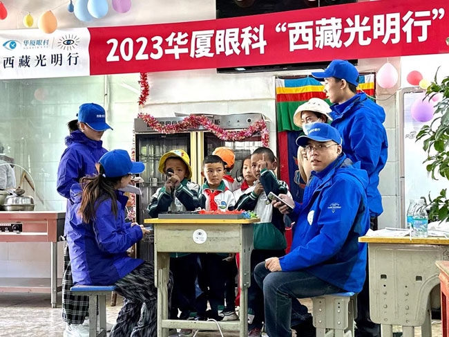 華廈眼科醫(yī)務人員對當?shù)厣倌陜和M行近視、弱視、斜視篩查。人民網(wǎng)記者 李棟攝