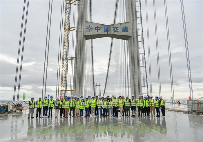 瀾湄六國(guó)媒體記者代表在建設(shè)中的深中通道伶仃洋大橋施工現(xiàn)場(chǎng)合影。（中交集團(tuán)供圖）