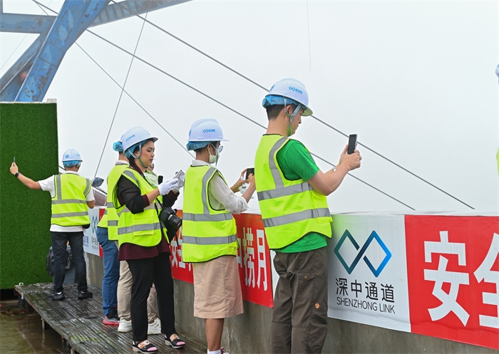 瀾湄六國(guó)媒體記者代表在建設(shè)中的深中通道伶仃洋大橋270米高塔之上拍照。中交集團(tuán)供圖