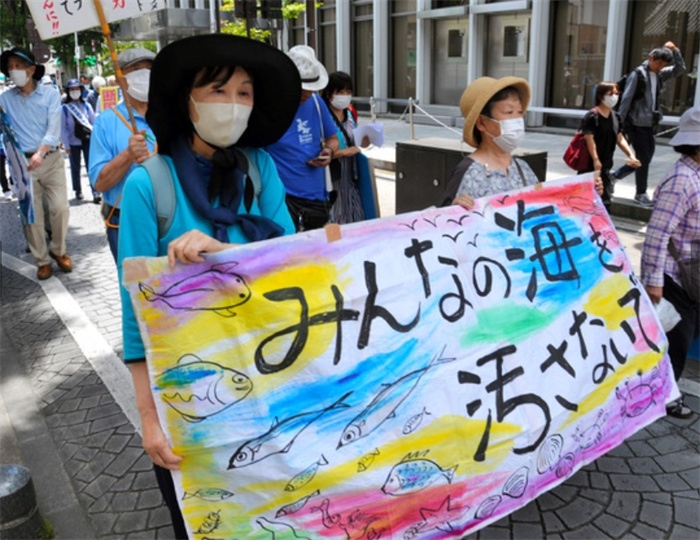 2023年6月20日，日本民眾在福島縣政府周圍舉行抗議活動(dòng)，強(qiáng)烈反對(duì)核污水排海計(jì)劃，呼吁保護(hù)漁業(yè)資源。圖片來源：《朝日新聞》