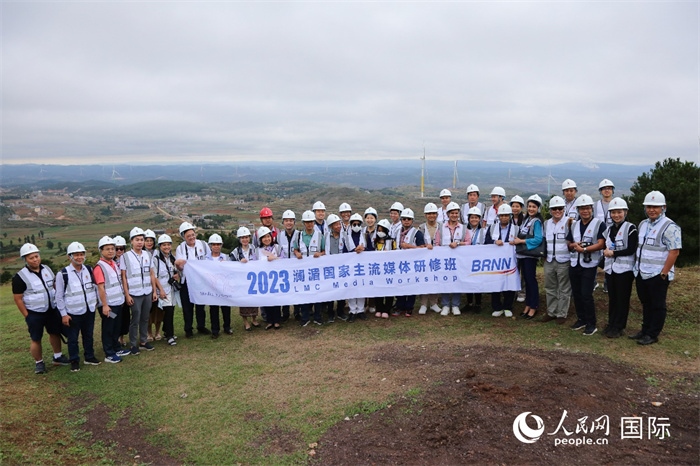 瀾湄記者團(tuán)在富源西風(fēng)電基地合影留念。人民網(wǎng) 李發(fā)興攝
