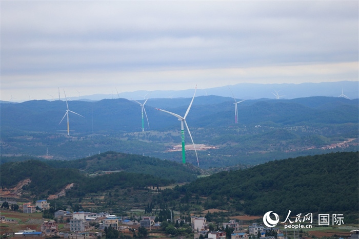 圖為位于云南省曲靖市富源縣的富源西風(fēng)電基地。（人民網(wǎng) 李發(fā)興攝）