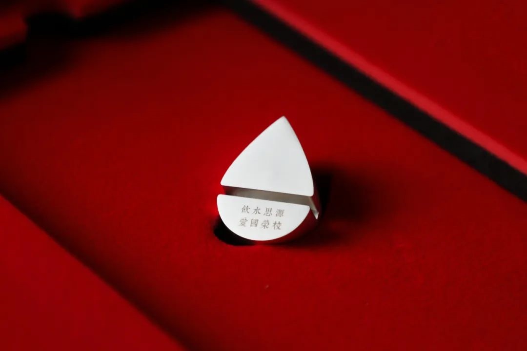 上海交通大學(xué)發(fā)布2023年錄取通知書(shū)禮盒。校方供圖