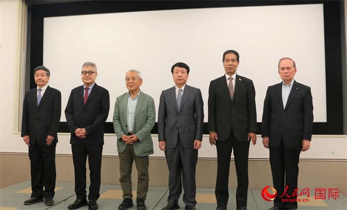 主辦方與嘉賓合影。（人民網(wǎng) 許可攝）