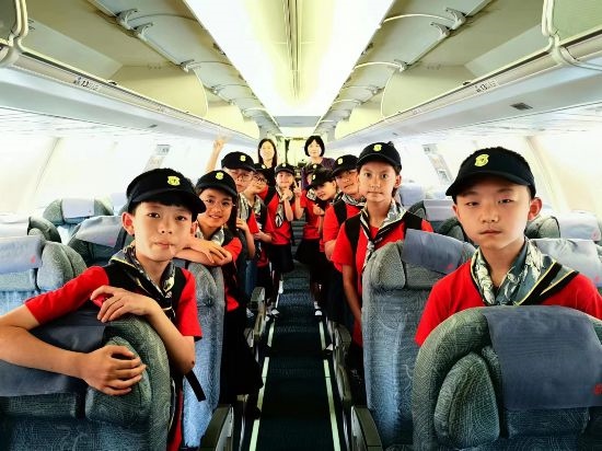 文縣東壩童聲合唱團(tuán)的孩子們在飛機(jī)上。