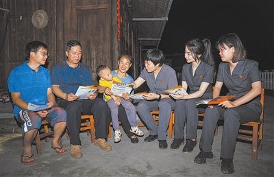 “法治屋場會(huì)”上，法院黨員志愿服務(wù)隊(duì)在給種植戶普及法律知識(shí)。