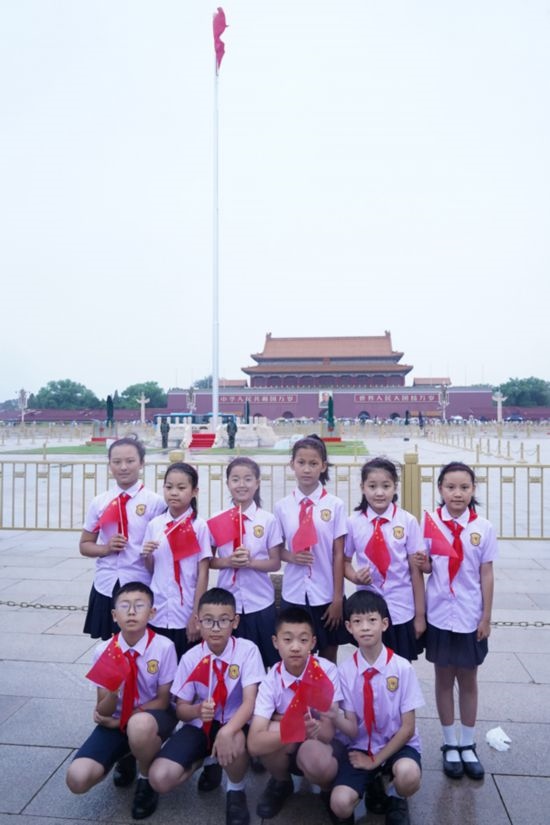 文縣東壩童聲合唱團(tuán)的孩子們在天安門廣場合影。