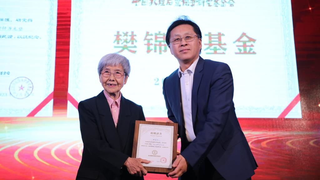 國家文物局黨組成員、副局長解冰（右）為樊錦詩（左）頒發(fā)捐贈證書。新華社記者張睿 攝