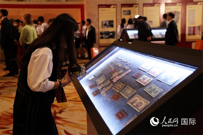 觀眾在“三江出海 一紙還鄉(xiāng)”僑批歷史文化展上觀賞展品。人民網(wǎng)記者楊一攝