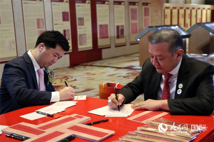 觀眾在展覽現(xiàn)場(chǎng)設(shè)置的體驗(yàn)區(qū)手寫“批信”。人民網(wǎng)記者楊一攝