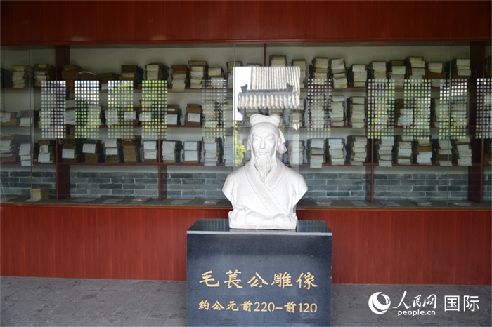 河間詩經(jīng)齋毛萇雕像。雕像后書櫥中陳列的是歷代各版本《詩經(jīng)》及譯本。 人民網(wǎng) 趙昭攝