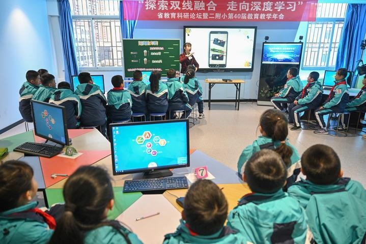 福州教育學(xué)院附屬第二小學(xué)的學(xué)生在由學(xué)校與網(wǎng)龍網(wǎng)絡(luò)公司共同打造的“創(chuàng)客教室”學(xué)習(xí)科學(xué)課（2020年12月18日攝）。新華社記者 宋為偉 攝