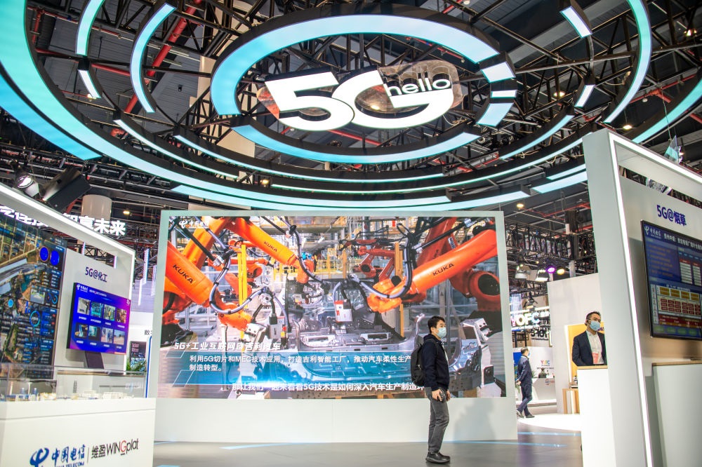 在位于湖北省武漢市的中國光谷科技會展中心拍攝的“5G+工業(yè)互聯(lián)網(wǎng)成果展”現(xiàn)場（2021年11月20日攝）。新華社記者 伍志尊 攝