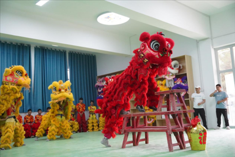 開課儀式現(xiàn)場，疏附縣第一中學(xué)舞獅隊(duì)的醒獅表演。