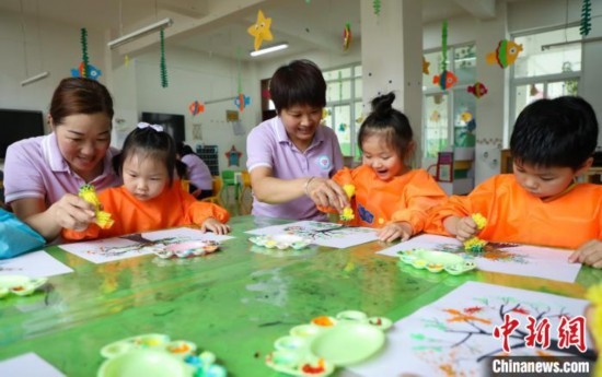 在肥西縣山南鎮(zhèn)中心幼兒園，孩子們在老師的指導(dǎo)下作畫。陳家樂 攝