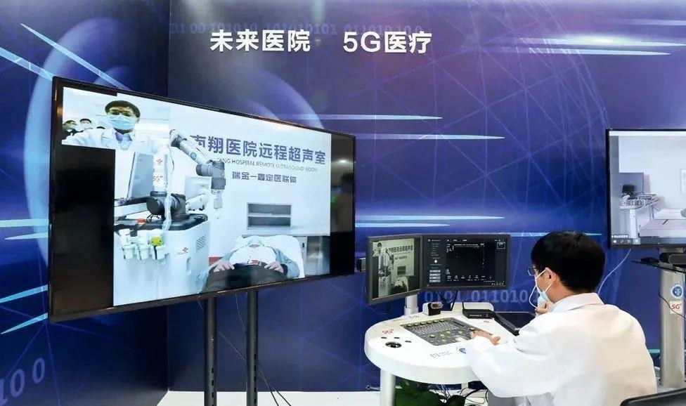 2021年5月7日，上海瑞金醫(yī)院，醫(yī)生通過遠(yuǎn)程控制5G機(jī)械臂為病人做B超。