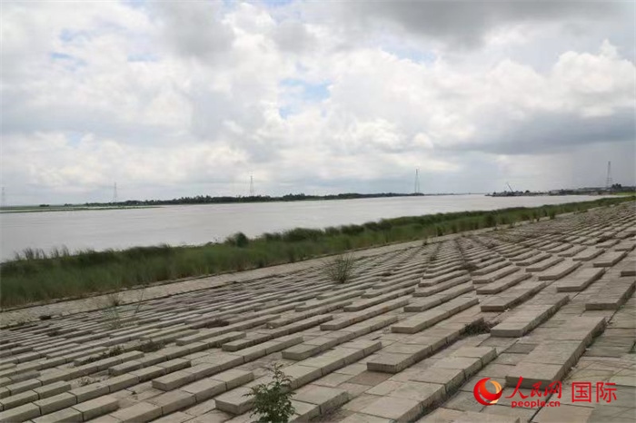 孟加拉國帕德瑪大橋河道整治工程北岸整治區(qū)域長1.5千米，南岸長11.5千米，是目前世界上規(guī)模最大的河道整治工程。人民網(wǎng)記者 孫廣勇攝