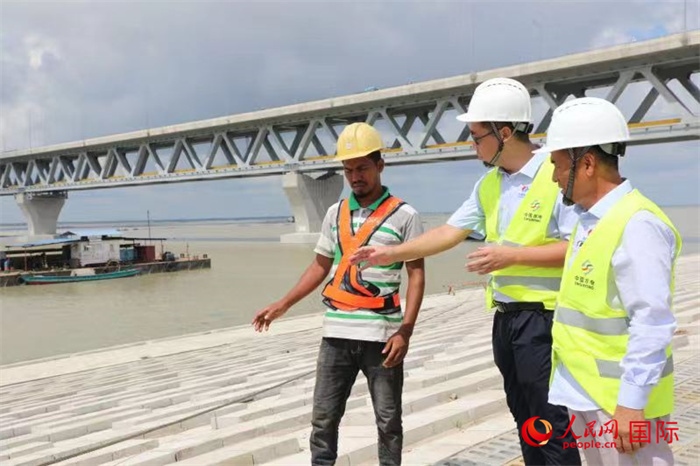 孟加拉國帕德瑪大橋河道整治工程北岸整治區(qū)域長1.5千米，南岸長11.5千米，是目前世界上規(guī)模最大的河道整治工程。人民網(wǎng)記者 孫廣勇攝