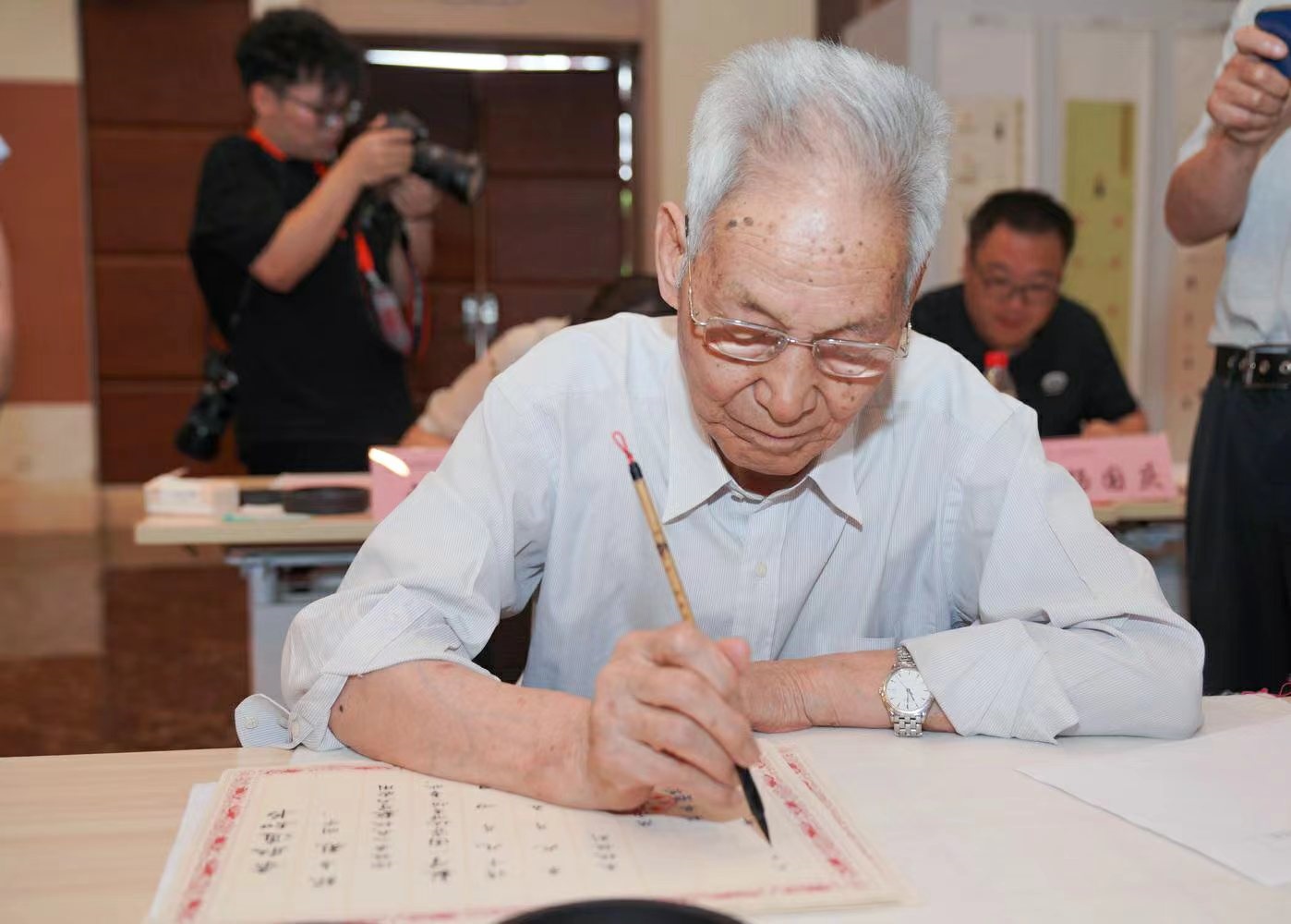 老教授們用毛筆書寫2023級新生錄取通知書。校方供圖