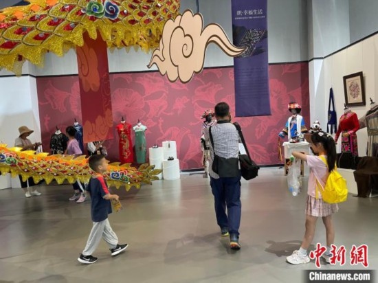 市民參觀展覽。祝歡 攝