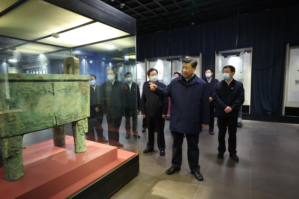 2022年10月26日至28日，中共中央總書(shū)記、國(guó)家主席、中央軍委主席習(xí)近平在陜西省延安市、河南省安陽(yáng)市考察。這是28日下午，習(xí)近平在安陽(yáng)市殷墟博物館考察。新華社記者 鞠鵬 攝