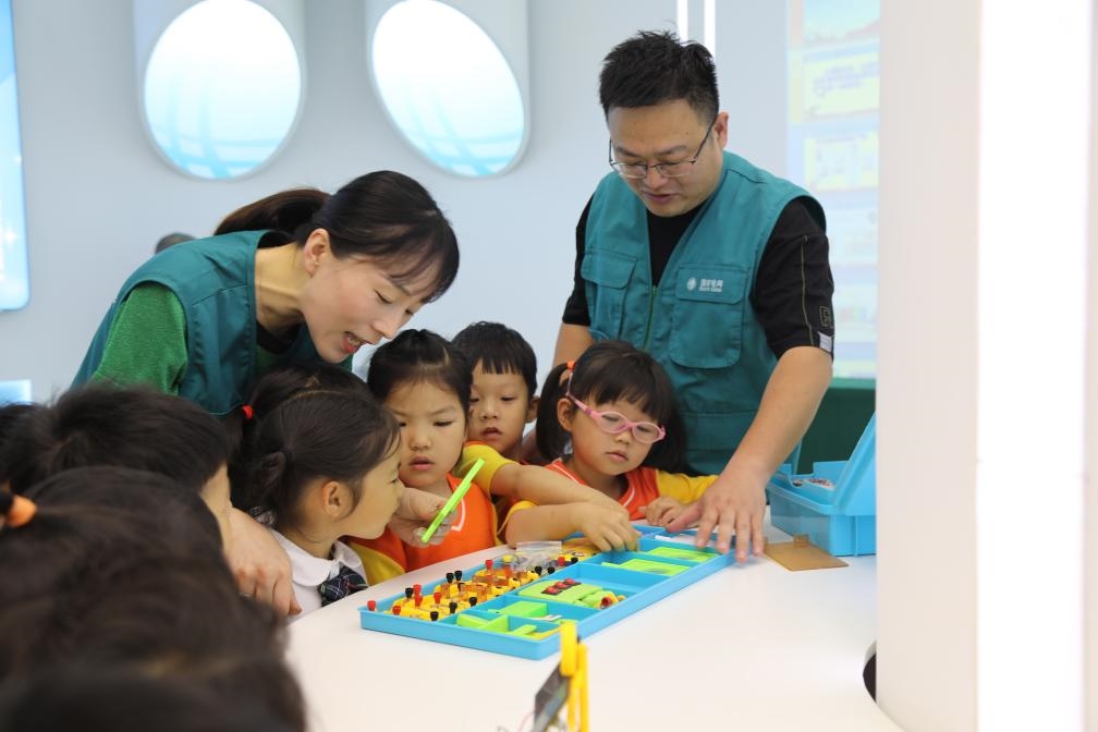 7月12日，浙江寧波奉化區(qū)實(shí)驗(yàn)小學(xué)，暑托班孩子學(xué)習(xí)暑期安全用電和節(jié)能知識(shí)。新華社記者張璇攝