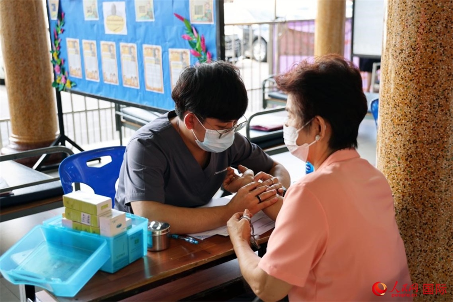 泰國中醫(yī)師為當?shù)孛癖娞峁┲嗅t(yī)咨詢、診療服務。人民網(wǎng)記者 楊一攝