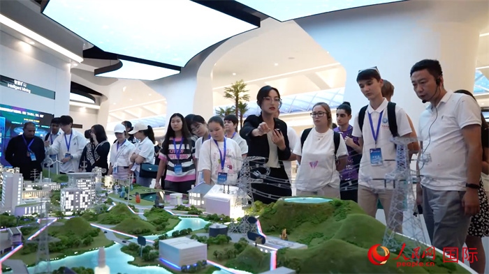 “上合小記者”在華為北京研究院參觀。實(shí)習(xí)生 方明軒攝