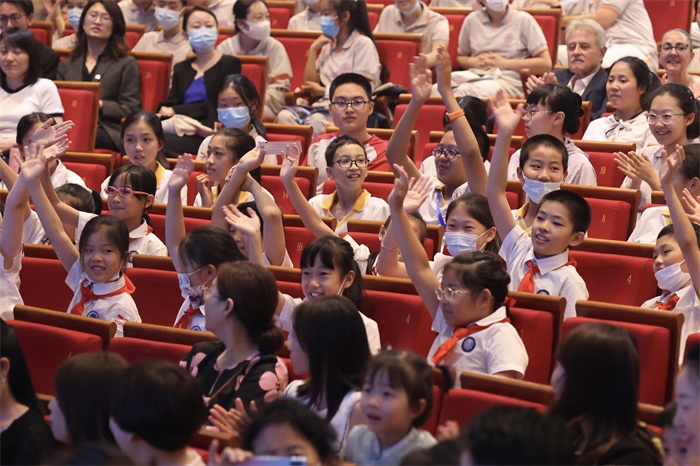 觀看演出的中小學(xué)生。中外語(yǔ)言交流合作中心供圖