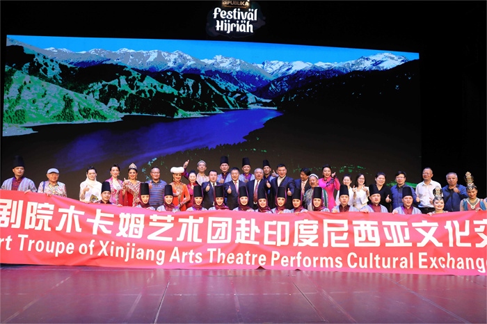 演出結(jié)束后陸慷大使和夫人及印尼官員與演職人員合影。中國(guó)駐印度尼西亞大使館供圖
