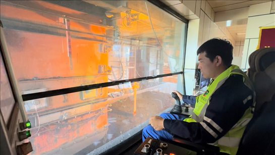 國家電投內(nèi)蒙古公司南露天煤礦裝車站司機(jī)石繼立的操縱下，一次性60噸的煤炭穩(wěn)穩(wěn)裝入車廂。人民網(wǎng) 金洪花攝