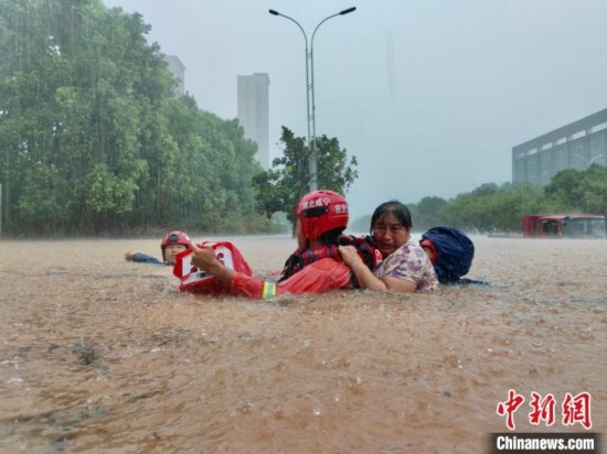 湖北咸寧暴雨引發(fā)內(nèi)澇， 消防營救民眾 朱燕林 攝