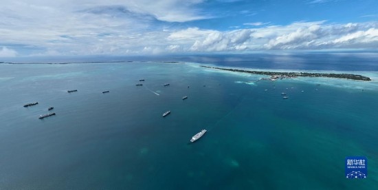 7月22日，中國(guó)海軍“和平方舟”號(hào)醫(yī)院船結(jié)束基里巴斯訪問(wèn)，駛離塔拉瓦港。新華社發(fā)（桂江波 攝）