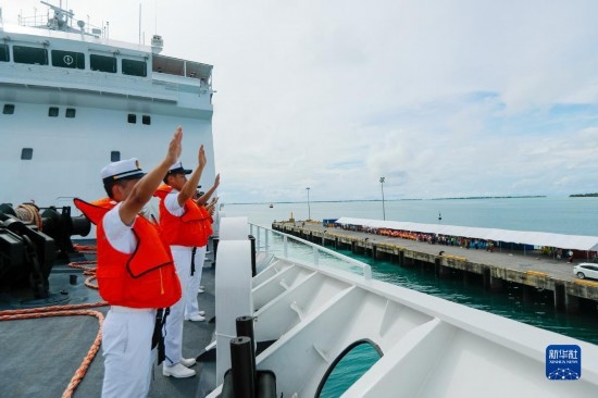 7月22日，中國(guó)海軍“和平方舟”號(hào)醫(yī)院船駛離基里巴斯首都塔拉瓦任務(wù)官兵向送行人群揮手告別。新華社發(fā)（黎宇 攝）