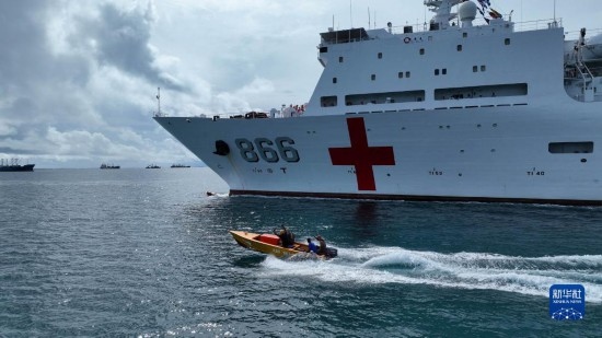 7月22日，中國(guó)海軍“和平方舟”號(hào)醫(yī)院船駛離塔拉瓦港途中，基里巴斯當(dāng)?shù)孛癖婑{船揮手告別。新華社發(fā)（桂江波 攝）
