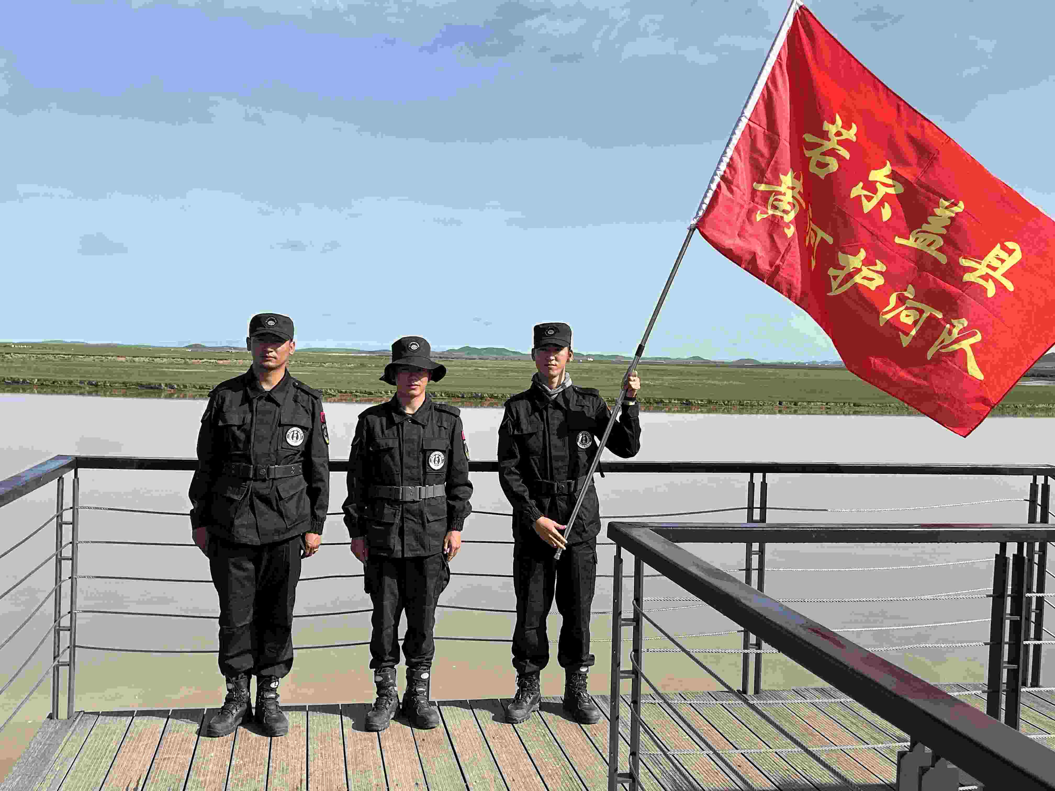 若爾蓋縣黃河護河隊。人民網(wǎng) 周靜圓攝