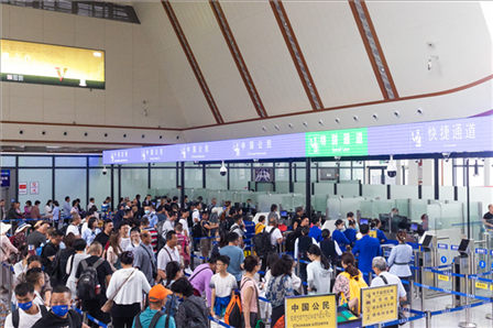 7月22日，乘坐中老鐵路國(guó)際旅客列車的旅客在磨憨邊檢大廳排隊(duì)候檢。衛(wèi)海林 攝
